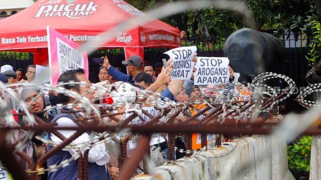 Massa dari Masyarakat Sipil Peduli Pemilu dan Demokrasi saat menggelar demo di depan Gedung Komisi Pemilihan Umum (KPU) RI, Jakarta, Jumat (16/2/2024). [Suara.com/Alfian Winanto]