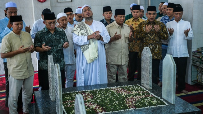 Calon presiden nomor urut 2 Prabowo Subianto (ketiga kanan) didampingi dengan Pengurus Majelis Taklim Al-Habsyi Kwitang Jakarta, Habib Ali bin Abdurrahman Al-Habsyi (ketiga kiri), Sekjen Partai Gerindra Ahmad Muzani (kedua kanan), juru bicara Prabowo Dahnil Anzar Simanjuntak (kedua kiri) berziarah ke makam Habib Ali Kwitang di Masjid Al Riyadh, Kwitang, Jakarta Pusat, Jumat (16/2/2024). [ANTARA FOTO/Galih Pradipta/nym]