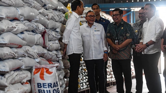 Presiden Joko Widodo (kiri) berbincang dengan Menteri Perdagangan Zulkifli Hasan (kedua kiri), Kepala Badan Pangan Nasional (Bapanas) Arief Prasetyo Adi (ketiga kiri), Pj Gubernur Jawa Barat Bey Triadi Machmudin (kanan) dan Pj Bupati Bekasi Dani Ramdan (kedua kanan) saat meninjau persedian beras serta penyerahan bantuan pangan beras cadangan pangan pemerintah kepada Keluarga Penerima Manfaat (KPM) di gudang Bulog, Cibitung, Bekasi, Jawa Barat, Jumat (16/2/2024). [ANTARA FOTO/Muhammad Adimaja/aww]
