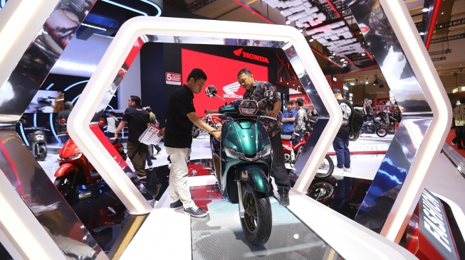 Zona Fashion booth Astra Honda Motor menghadirkan berbagai produk sepeda motor Honda yang mampu merepresentasikan gaya hidup lebih kekinian, seperti New Honda Stylo 160 [PT Astra Honda Motor].