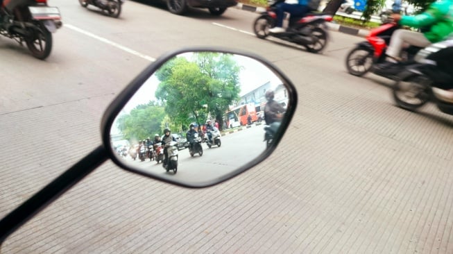 Spion menjadi komponen wajib ada di kendaraan termasuk roda dua, juga termasuk dalam konsep safety riding. Yaitu sebagai pemandu keselamatan berkendara [PT Wahana Makmur Sehati].