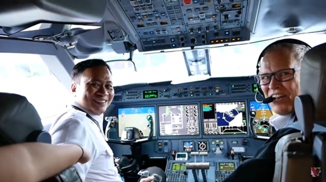 Saat Anak Haji PP Isam Jakarta-Singapura naik jet pribadi (YouTube/Akbar Rais)
