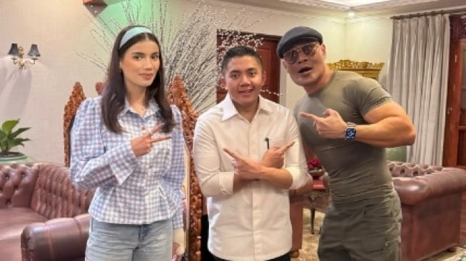 Deddy Corbuzier dan Istri Foto Bareng Mayor Teddy, Warganet Titip Pesan Agar IG Ajudan Prabowo Jangan Digembok