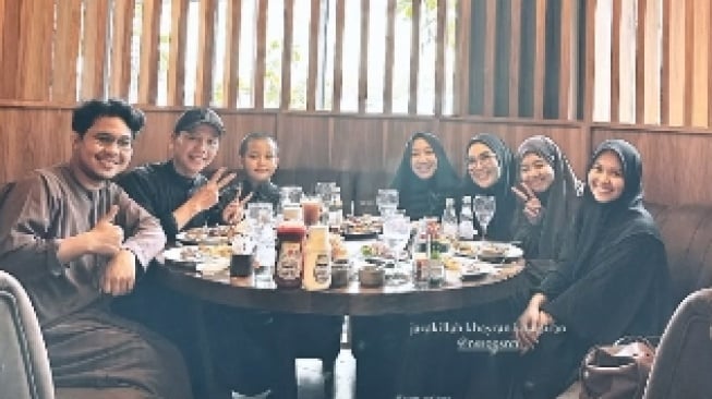 Dinar Salsa, adik ipar Ayu Ting Ting umrah. [Instagram]