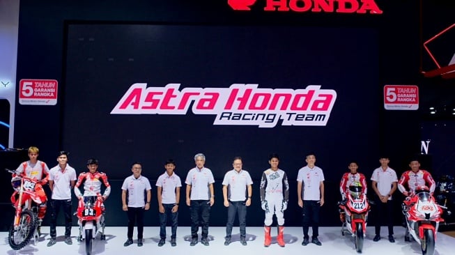 Para petinggi PT Astra Honda Motor bersama 11 rider AHRT di booth Astra Honda dalam IIMS 2024, JIExpo Kemayoran, Jakarta, Hall C3, Gate 2 [PT Astra Honda Motor].