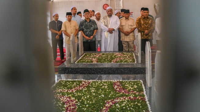 Calon presiden nomor urut 2 Prabowo Subianto (kedua kanan) didampingi dengan Pengurus Majelis Taklim Al-Habsyi Kwitang Jakarta, Habib Ali bin Abdurrahman Al-Habsyi (tengah), Sekjen Partai Gerindra Ahmad Muzani (kanan), juru bicara Prabowo Dahnil Anzar Simanjuntak (ketiga kiri) berziarah ke makam Habib Ali Kwitang di Masjid Al Riyadh, Kwitang, Jakarta Pusat, Jumat (16/2/2024). [ANTARA FOTO/Galih Pradipta/nym]