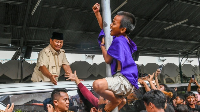 Calon presiden nomor urut 2 Prabowo Subianto menyapa warga usai berziarah ke makam Habib Ali Kwitang di Masjid Al Riyadh, Kwitang, Jakarta Pusat, Jumat (16/2/2024). [ANTARA FOTO/Galih Pradipta/nym]