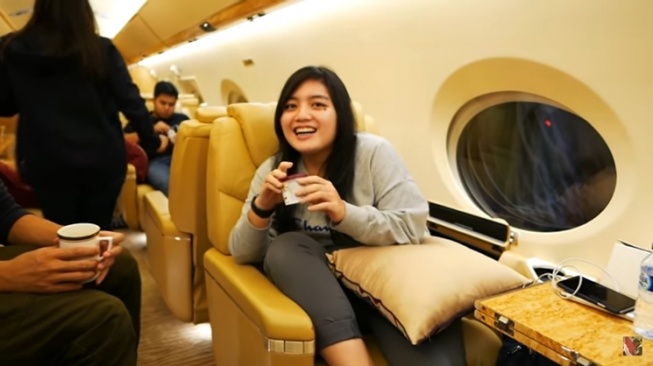 Saat Anak Haji PP Isam Jakarta-Singapura naik jet pribadi (YouTube/Akbar Rais)