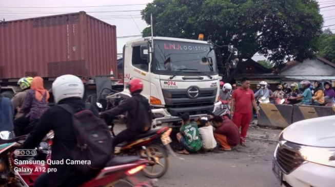 Kurang Ngopi, Sopir ini Ngantuk Lalu Tabrak Median Jalan di Kragilan