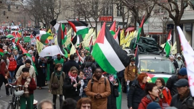 Pengunjuk rasa mengibarkan bendera Palestina saat berunjuk rasa menuntut gencatan senjata segera di Jalur Gaza. [Dok.Antara]