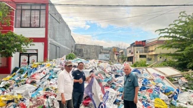 Penampakan Alat Peraga Kampanye Jadi Gunung Sampah