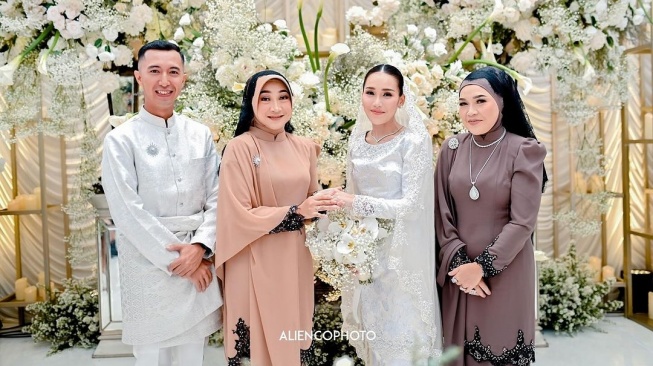 Ibu sambung Muhammad Fardana (dari kiri nomor dua) dan Ayu Ting Ting. (Instagram/rakayayo411)