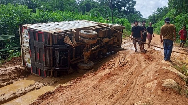 Kendaraan Amblas dan Terguling! Jalan Provinsi Titi-Tanjung Ketapang Penuh Lumpur, Kapan Diperbaiki?