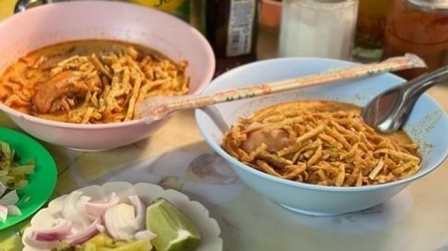 Mencicipi Khao Soi Otentik di Bali, Hidangan Kari Pekat Diperkaya Iga Sapi Lembut