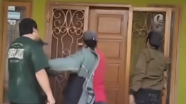 Viral Sekelompok Orang Aniaya-Rusak Rumah Warga di Padang, Polisi: Suruhan Developer