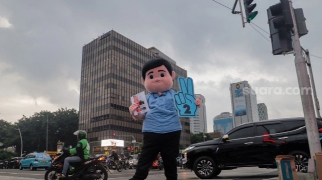 Boneka Gemoy Prabowo Subianto beraksi di Perempatan Lampu Merah Sarinah, Jakarta, Jumat (29/12/2023). [Suara.com/Alfian Winanto]