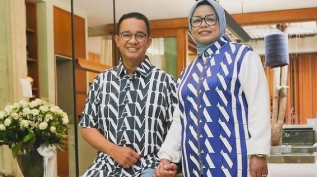 Anies Baswedan dan Fery Farhati memakai outfit couple. [Instagram/@fery.farhati]