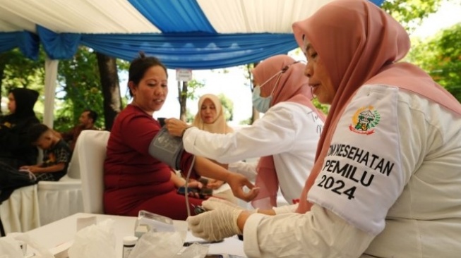 Petugas kesehatan dari Dinkes Sulsel saat bertugas memberikan pelayanan kesehatan bagi masyarakat dan penyelenggara pemilu yang memiliki keluhan kesehatan [SuaraSulsel.id/Humas Pemprov Sulsel]