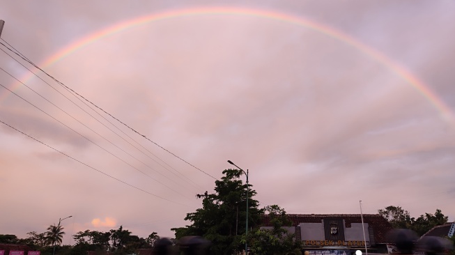 penampakan pelangi yang nyaris sempurna di Gunungkidul. [Kontributor/Julianto]