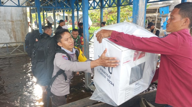 Cerita Bripka Dendi Kawal Logistik Pemilu di Tengah Kepungan Banjir Riau