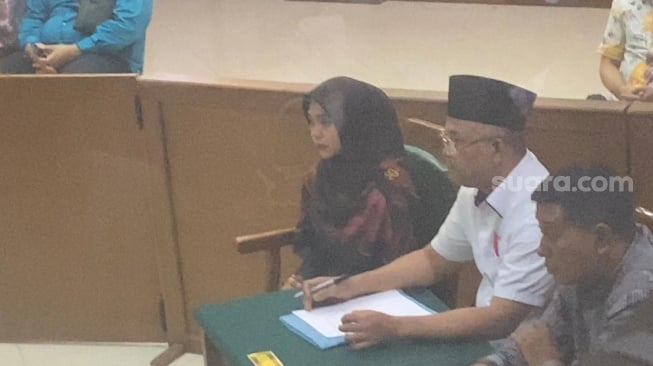 Ria Ricis di ruang sidang di Pengadilan Agama Jakarta Selatan, Senin (19/2/2024). [Suara.com/Tiara Rosana]