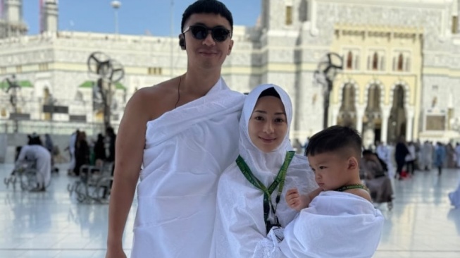 Potret Gemas Issa di Momen Umrah Pertama Keluarga Nikita Willy: Ketiduran Saat Tawaf!