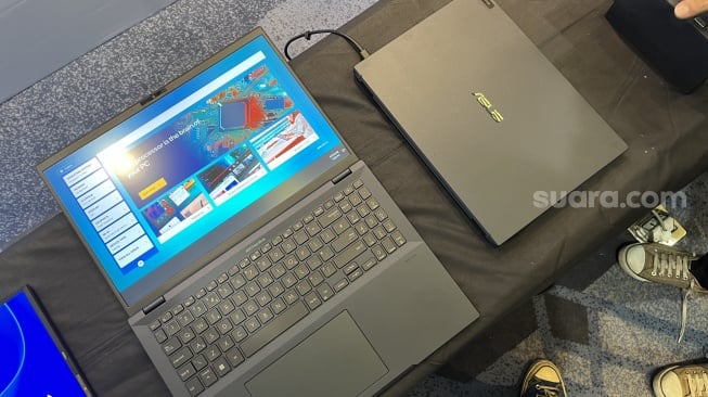 Laptop Asus ExpertBook B9 OLED (B9403) saat dikenalkan di Jakarta, Senin (19/2/2024). [Suara.com/Dicky Prastya]