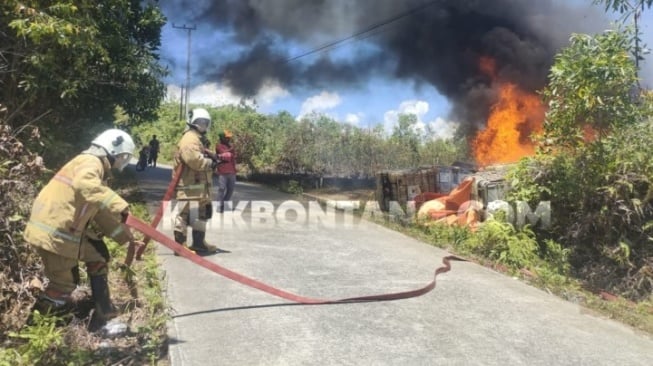 Kebakaran di tumpukkan limbah CPO di Bontang Lestari. [KlikKaltim.com]