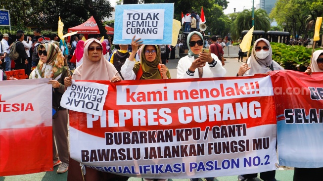 Massa yang tergabung dalam Gerakan Masyarakat Sipil Selamatkan Demokrasi Indonesia menggelar aksi di depan Gedung Komisi Pemilihan Umum (KPU) RI, Jakarta, Senin (19/2/2024). [Suara.com/Alfian Winanto]