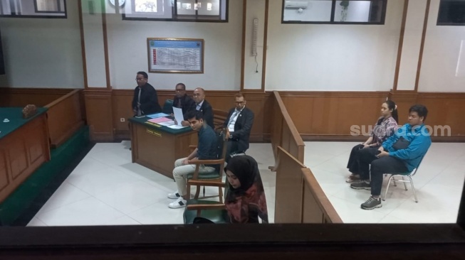 Ria Ricis dan Teuku Ryan di ruang sidang di Pengadilan Agama Jakarta Selatan, Senin (19/2/2024). [Suara.com/Tiara Rosana]