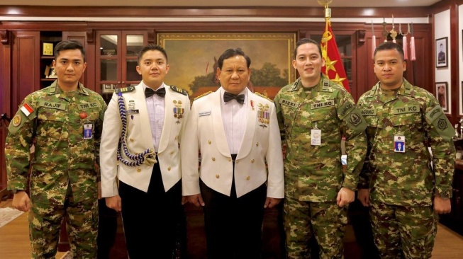 Prabowo Subianto bersama ajudannya, Mayor Teddy Indra Wijaya, dan ketiga Sekretaris Pribadinya: Rizky Irmansyah, Rajif Sutirto, dan Agung Surahman. (Instagram/@rajifsutirto)