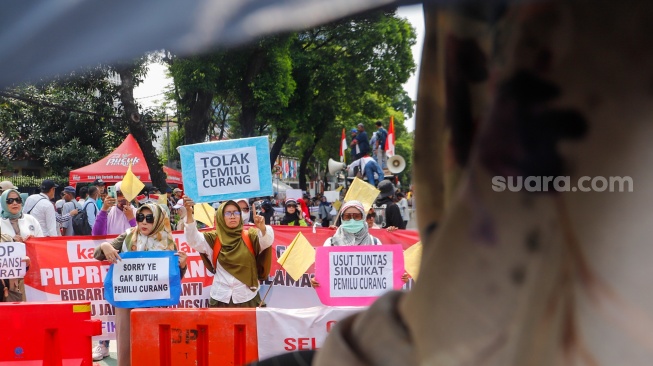 Massa yang tergabung dalam Gerakan Masyarakat Sipil Selamatkan Demokrasi Indonesia menggelar aksi di depan Gedung Komisi Pemilihan Umum (KPU) RI, Jakarta, Senin (19/2/2024). [Suara.com/Alfian Winanto]