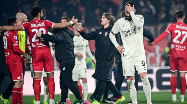 Reaksi penyerang AC Milan Prancis #09 Olivier Giroud setelah timnya kalah dalam pertandingan sepak bola Serie A Italia antara AC Monza dan AC Milan di stadion Brianteo di Monza, pada Senin (18/2/2024) WIB. (ANTARA/AFP/Piero Cruciatti)