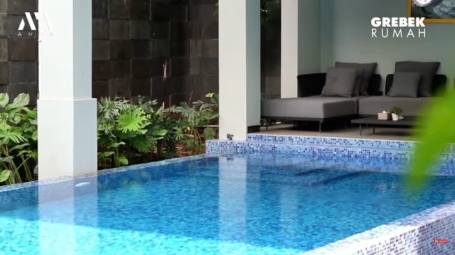 Kolam renang rumah dr Reza Gladys. [YouTube]