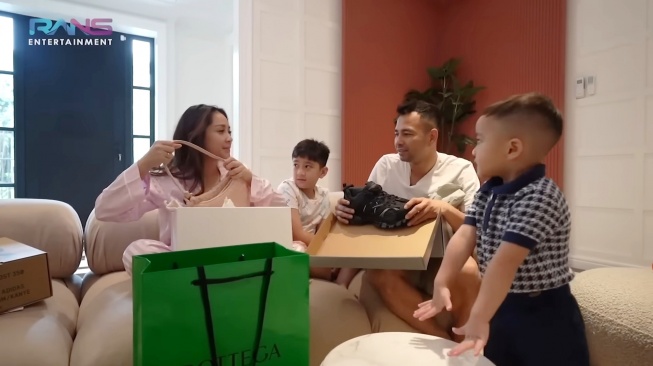 Raffi Ahmad dan Nagita Slavina Dapat Kado Ulang Tahun Mewah dari Rafathar dan Rayyanza (YouTube/RANS Entertainment)