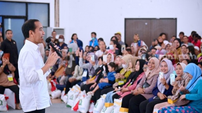 Presiden Jokowi saat memberikan langsung bantuan pangan cadangan beras pemerintah kepada keluarga penerima manfaat (KPM) di Gedung Kawasan Pertanian Terpadu, Kota Tangerang Selatan, Banten. Foto: (Muchlis Jr - Biro Pers Sekretariat Presiden)