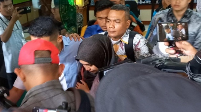 Ria Ricis hanya tertunduk usai menghadiri sidang cerai perdana dengan Teuku Ryan di Pengadilan Agama Jakarta Selatan, Senin (19/2/2024). [Tiara Rosana/Suara.com]