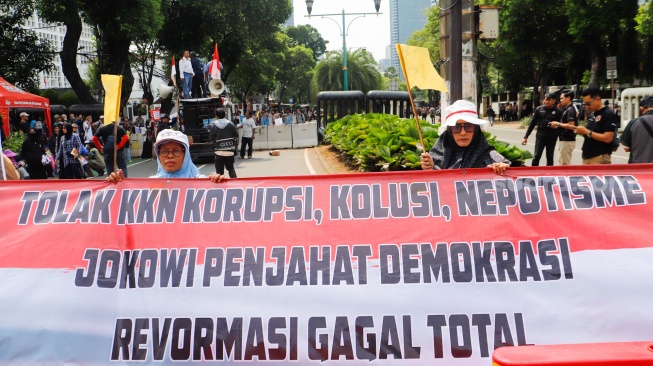 Massa yang tergabung dalam Gerakan Masyarakat Sipil Selamatkan Demokrasi Indonesia menggelar aksi di depan Gedung Komisi Pemilihan Umum (KPU) RI, Jakarta, Senin (19/2/2024). [Suara.com/Alfian Winanto]