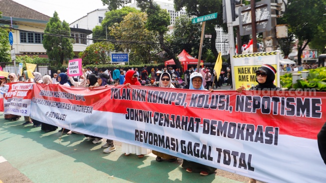 Massa yang tergabung dalam Gerakan Masyarakat Sipil Selamatkan Demokrasi Indonesia menggelar aksi di depan Gedung Komisi Pemilihan Umum (KPU) RI, Jakarta, Senin (19/2/2024). [Suara.com/Alfian Winanto]