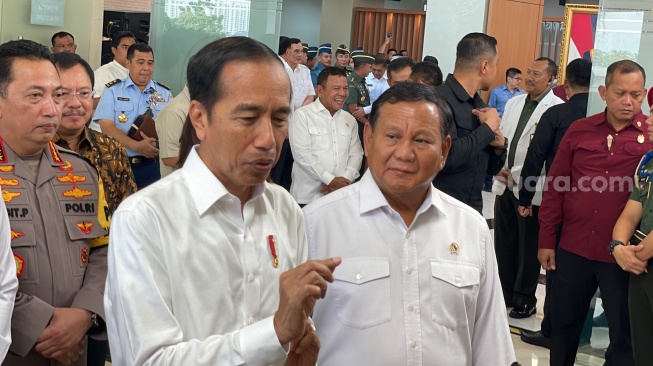 Presiden Joko Widodo atau Jokowi bersama Kemenhan Prabowo Subianto usai meresmikan Rumah Sakit Pusat Pertahanan Negara atau RSPPN Panglima Besar Jenderal Soedirman di Bintaro, Jakarta Selatan, Senin (19/2/2024). (Suara.com/Novian) 