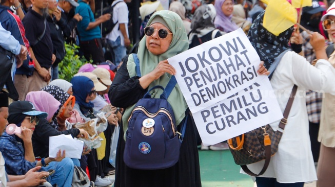 Massa yang tergabung dalam Gerakan Masyarakat Sipil Selamatkan Demokrasi Indonesia menggelar aksi di depan Gedung Komisi Pemilihan Umum (KPU) RI, Jakarta, Senin (19/2/2024). [Suara.com/Alfian Winanto]