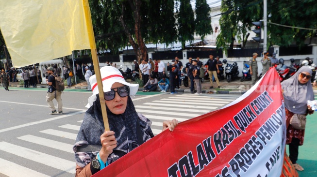 Massa yang tergabung dalam Gerakan Masyarakat Sipil Selamatkan Demokrasi Indonesia menggelar aksi di depan Gedung Komisi Pemilihan Umum (KPU) RI, Jakarta, Senin (19/2/2024). [Suara.com/Alfian Winanto]