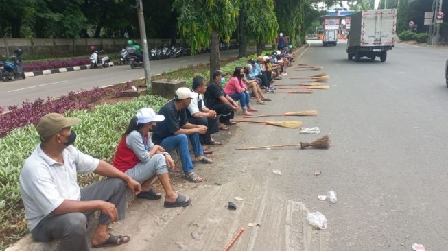 Puluhan petugas PPSU melakukan mogok kerja akibat penghinaan dari Lurah dan Sekretaris Kelurahan Ancol pada Senin (19/2/2024). (foto dok. pribadi)