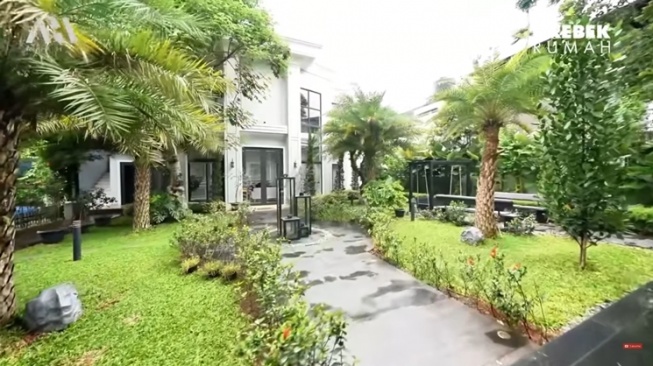 Taman di rumah dr Reza Gladys. [YouTube AH]