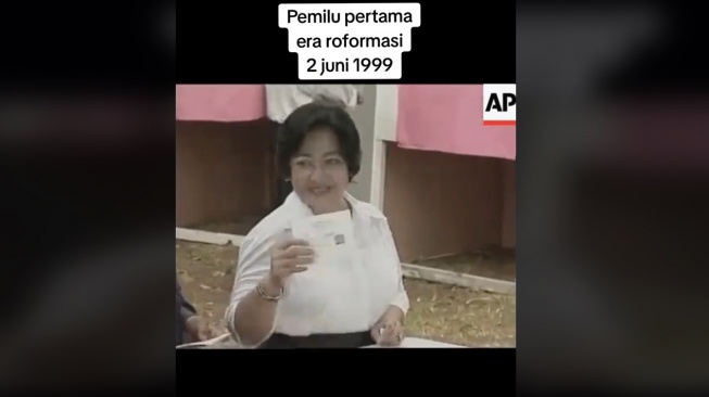 Presiden RI ke-5, Megawati Soekarnoputri saat muda dan menggunakn hak suaranya untuk Pemilu 1999. (TikTok/@indonesiaku_id)