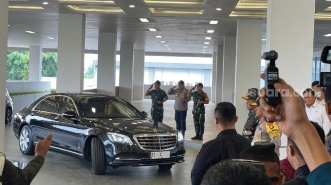 Presiden Joko Widodo atau Jokowi tampil bersama Menteri Pertahanan (Menhan) Prabowo Subianto menghadiri acara peresmian Rumah Sakit Pusat Pertahanan Negara (RSPPN) Jenderal Soedirman, Jakarta Selatan, Senin (19/2/2024). (Suara.com/Novian)