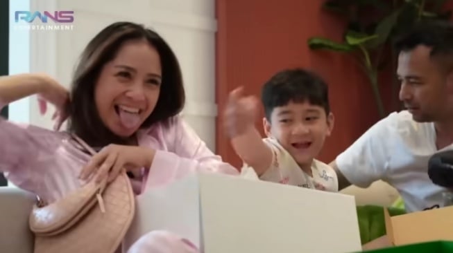 Nagita Slavina dan Raffi Ahmad dapat kado Rafathar dan Rayyanza. (YouTube/Rans Entertainment)