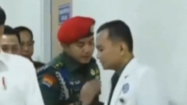 Ditegur Mayor Teddy, Ini Latar Belakang Pendidikan Dokter Gunawan Rusuldi yang Juga Anggota Militer