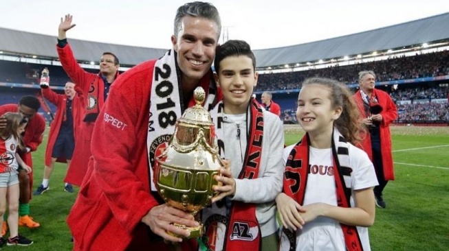 Robin van Persie (kiri) dan anak pertamanya, Shaqueel (tengah), serta anak keduanya, Dina (kanan). (Instagram/@shaqueelvanpersie)