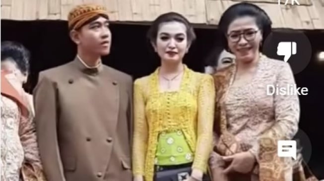 Momen Selvi Ananda nyaris terjatuh gara-gara dipepet wanita yang minta foto bareng. [Youtube Solokini]